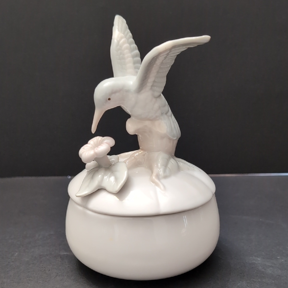 Vintage Arnart Porcelain Lidded Hummingbird Trinket Box.
